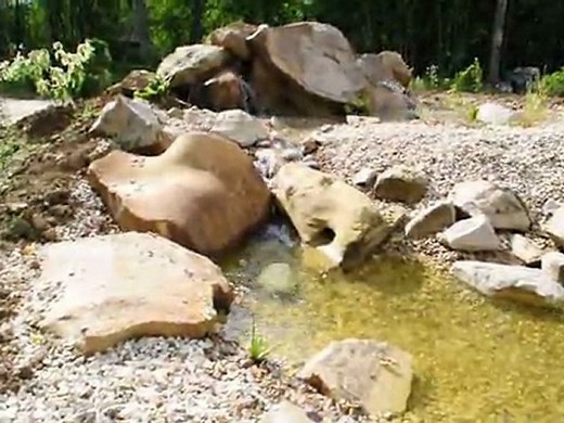 Petite cascade rocheuse artificielle