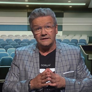 Lawrence Mooney's friend Dr. Tyler Wall, the AFL's Mindset Coach, has returned to give the clubs that missed the finals a bit of a boost 😂 | The Front Bar