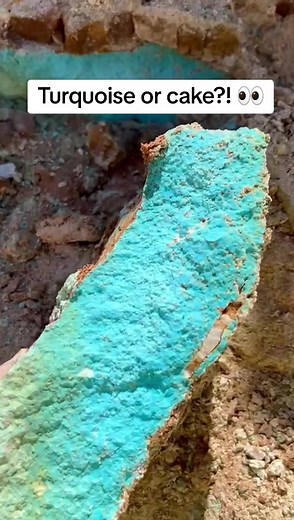 We spent a lonnggggggg time out digging into some BEAUTIFUL colors today! #turquoise #gemstones #mining #turquoisejewelry #gems #turquoise #kingmanturquoise #turquoisejunkie