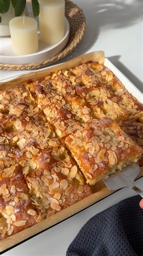 Saftiger Butterkuchen 🍰🧈 Zum Rezept 👉 https://www.foodwerk-blog.de/saftiger-butterkuchen/ Alle Rezepte findest du auf meinem Blog 🌍 www.foodwerk-blog.de 🎉 Mein erstes Kochbuch ist da! 🎉 📚 80 Lieblingsrezepte – einfach, gelingssicher und voller Geschmack. ✨ Limitiert – nur solange der Vorrat reicht! 🛒 Nur im Online-Shop erhältlich: 👉 www.foodwerk.shop 📖 Hol dir dieses traumhafte Buch direkt nach Hause! | foodwerk.de