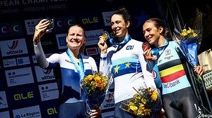 Luca Vierstraete verrast met bronzen EK-medaille in de tijdrit voor vrouwen beloften | sporza