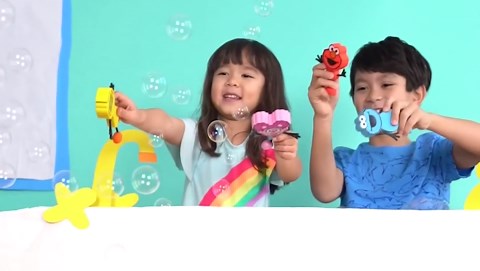 Glo Pals x Sesame Street Elmo + Julia Water-Activated Bath Toys with 12 Reusable Light-Up Cubes (6 Elmo, 6 Julia) for Sensory Play