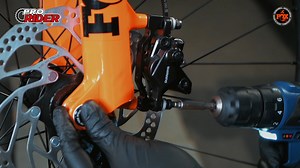 5.9K views · 29 reactions | Te compartimos la instalación de una Fox Factory 32 - 2021 en nuestro taller Autorizado. Recuerda que contamos con todo el stock de herramientas y repuestos de la marca para darte un mantenimiento, asesoramiento y garantía con los más altos estándares de calidad. Realiza tus mantenimientos cada 125 horas de uso o una vez al Año. #riderox #imspecialized #fox32 #prorider | ProRider | Facebook