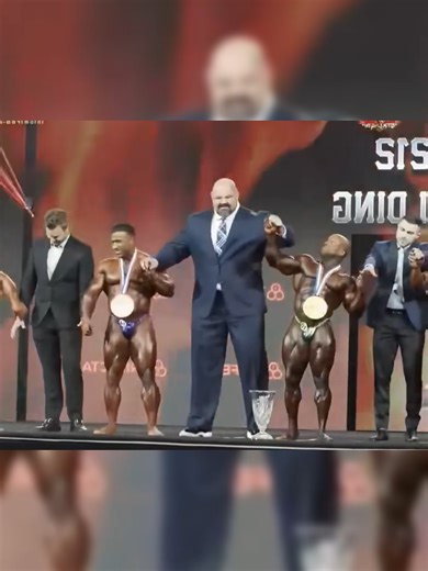 Người Có Thể Biến Mọi Thứ Thành Tí Hon Tại Phòng Tập