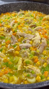 2M views · 58K reactions | Hágase este delicioso arroz con pollo y zámpele bastante pollo que ni pobres que fuéramos!!… #arrozconpollo #arroz #arrozfiestero #comidacatracha #comidahondureña #elaprendizz | El aprendizz | Facebook