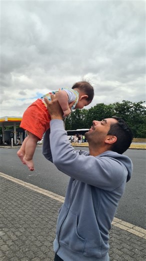Anne, française en Suède 🇸🇪 on Instagram: "En Suède 🇸🇪, pas de mode de garde avant 1 an… Sur le papier, ça peut sembler idéal. Dans la réalité, c’est pas toujours simple. Surtout quand on n’a pas de famille ou de relais. Dans beaucoup de villes, la garde des plus grands est très limitée pendant le congé parental. Résultat : il faut jongler entre le nouveau-né et le(s) enfant(s) plus âgé(s) … et si les enfants sont rapprochés, ce n’est pas de tout repos ! Voire on frôle le burnout 😅 Et vous,