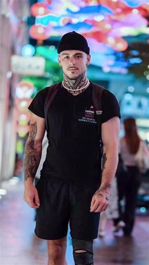 Yumi Li on Instagram: "Street Challenge: A six-year-old photographer takes photos of strangers#Happy Mid-autumn Festival"