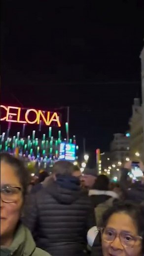 ¡BARCELONA EN ESTADO PURO! SEÑORAS SE ENZARZAN EN EL ENCENDIDO DE LUCES