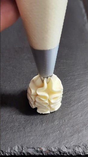 👀 Look at this fluffy white chocolate frosting made with 4 ingredients only! 🤍