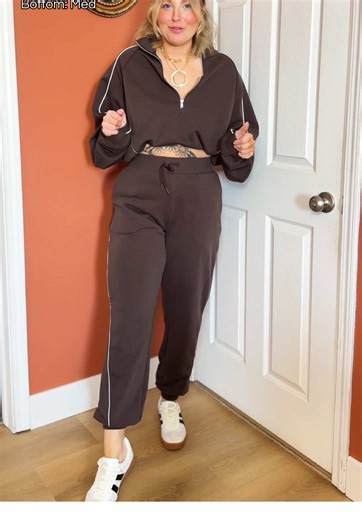 I love this outfit so much!!! Comfy but not frumpy. #joggers #comfyoutfit #mombod #tiktokshopspringglowup #tiktokshopcreatorpicks