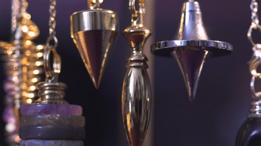 La spiegazione del funzionamento del pendolo in compagnia di olimpia per il primo consulto gratuito chiamaci allo 0773 49 35 35 #magia #pendolo #tarot #cartomanzia #letturatarocchi | Cartomanti Europei | Facebook