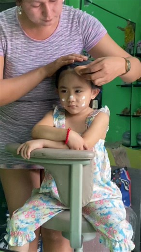 Elegant Graduation Hairstyles and Makeup Ideas