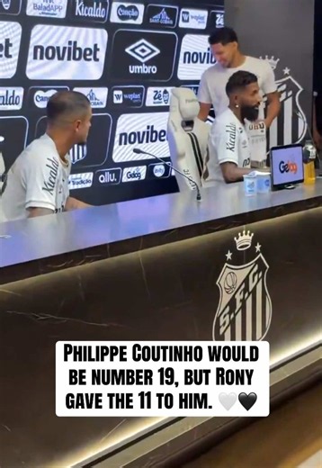 Coutinho recebe a camisa 11 no Santos FC