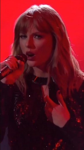 Taylor Swift sings her memorable song I Did Something Bad at The AMAs in 2018 pt4