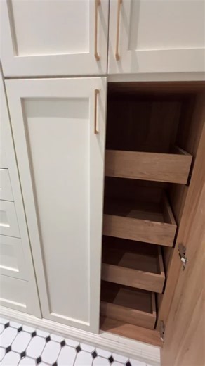 Our Ruma on Instagram: "Kabinet dapur yang elegan dan teratur memudahkan kerja memasak dan menaikkan mood di dapur.DM for quotation. #malaysiahomedecor #ighometourmalaysia #kabinet #kabinetdapur #malaysia"