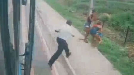 Un chauffeur de bus héroïque sauve une fillette en train de s'étouffer