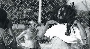 Ídolo na música e aspirante a jogador, Bob Marley tinha Pelé como referência no futebol