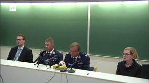 Poliisin tiedotustilaisuus Turussa - keskeinen sisältö: • Yksi ihminen on puukottanut ainakin kahdeksaa Turun keskustassa • Kaksi puukotetuista on kuollut • Poliisi pysäytti puukottajan ampumalla, hän on sairaalahoidossa Lue tarkemmin tiedotustilaisuudesta --> https://yle.fi/uutiset/3-9785105 | Yle Uutiset