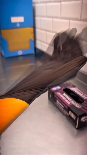 Crispify Macedonia | Од совршено маринирање, до крцкава панировка и пржење на контролирана температура. Вака се создаваат Hot Wings во Crispify. Секој чекор е... | Instagram