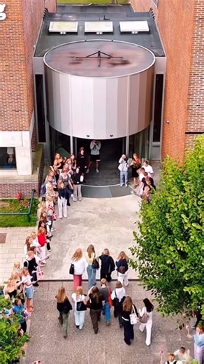 Skanderborg Gymnasium on Instagram: "🎓 Oplev vores gymnasium! Faglighed ✔️ Fællesskab ✔️ Spændende studieretninger ✔️ Få et glimt af livet på SG – og kom til Åbent Hus den 24. januar 2026 for at mærke det selv! 💛 Vi glæder os til at møde dig og dine forældre."