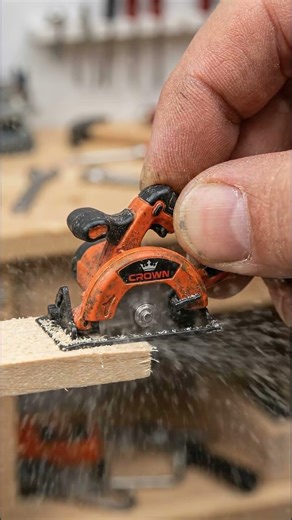 CROWN Mini Circular Saw Cutting Dead-Straight Lines at Small Scale #minitools #crown