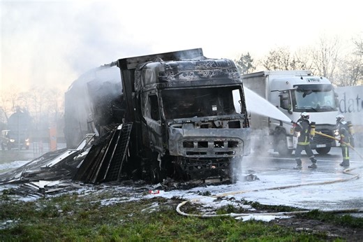 "J'ai vu le moteur prendre feu et exploser" : un camion s'embrase sur l'autoroute A20 en Corrèze