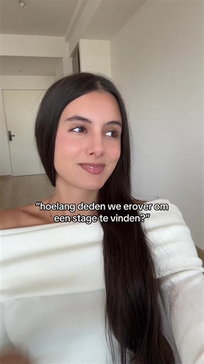 Toen ik begon met het zoeken naar een stage dacht ik oprecht dat het normaal was dat het zo lang duurde. Drie maanden. Soms zelfs langer. En iedereen om me heen leek hetzelfde probleem te hebben: geen reacties, afwijzingen zonder uitleg.. Ik bleef mijn CV aanpassen, andere woorden gebruiken in mijn motivatiebrieven, extra Linked-in berichten sturen. Maar eerlijk? Het voelde alsof ik steeds tegen dezelfde deur aanliep. Pas later realiseerde ik me dat recruiters vaak binnen een paar seconden een e