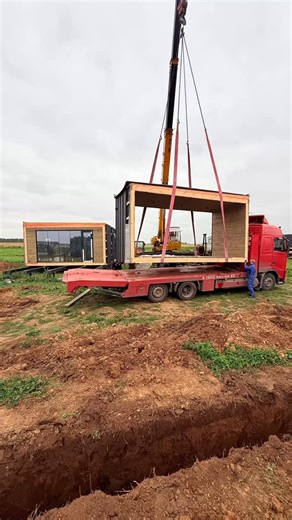 MINIDOM.RU 10 лет строим модульные и амбарные дома on Instagram: "Дом по частям. Новый формат 2026. На видео — один модуль будущего дома. Просто поднимаем краном и собираем как конструктор. 📐 Размер одного модуля: 2,5 × 6,2 м Высота потолков — 2,5 м 🔹 Модули в габарите — перевозка без ограничений 🔹 Любая длина дома — кратно 2,5 м 🔹 Прочный заводской каркас, без «самостроя» Вы покупаете готовую основу дома, а дальше — утепление, фасад и интерьер в своём ритме и бюджете. 💰 Цена одного модуля 