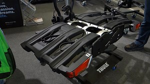 1.4K views | Der Thule EasyFold XT 934 ist Thules neues Top-Modell unter den Fahrradträgern für die Anhängerkupplung. Den Easyfold XT gibt es für 2 oder 3 Bikes. Der Fahrradträger lässt sich zusammenklappen und gut verstauen. Die Montage des Trägers auf der Anhängerkupplung könnte kaum einfacher sein. Herausnehmen, Auseinanderklappen, Einhängen, fertig. Schauen Sie es sich im Video an, es funktioniert wirklich beeindruckend einfach! | Elektrofahrrad24 | Facebook