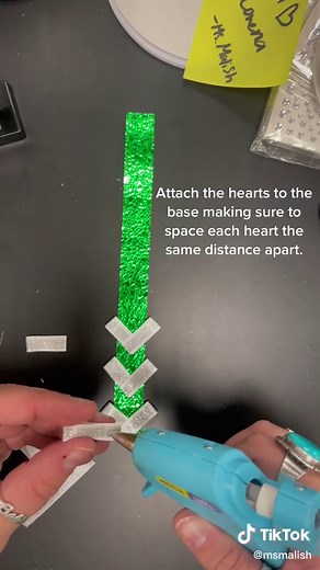 How to video on how to make a homecoming mum heart loop chain. #howto #diy #homecoming #homecomingmum #Texas #texashomecomingmums #mums #homecomingmumbraids #mumbraids