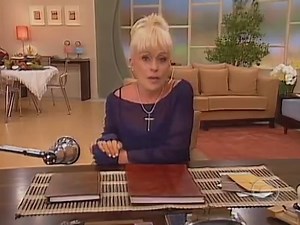 Na estreia do #MaisVocê, há 20 anos, Ana Maria Braga leu um texto feito por Carlos Heitor Cony especialmente para o programa. Em entrevista ao #MemóriaGlobo a apresentadora contou que esse foi momento que se recorda com carinho. vamos ver juntos? #MaisVocê20Anos | Memória Globo