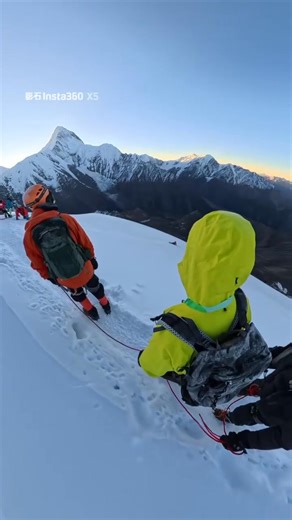 A 31-year-old hiker tragically fell to their death while climbing Mount Nama in #Sichuan. Authorities say the area is off-limits and are investigating the #incident. #China | Shanghai Daily 上海日报