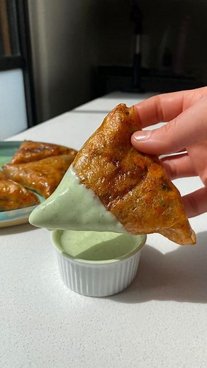 Ma’ayan Moss on Instagram: "SAMOSAS🤝 // full recipe ↓ Y’all have been asking for a Ramadan recipe, so here’s my baked version for samosas! It’s made with rice paper sheets and tofu, making it completely vegan, gluten free and SOOO much healthier!😌🫡 INGREDIENTS: - 8-10 rice paper sheets - 3 potatoes - 300 firm tofu - 1 onion - 3 garlic cloves - Salt, pepper, paprika, turmeric & sugar to taste - Chopped cilantro (optional) - water - 2 tbsp dates syrup / maple syrup INSTRUCTIONS: Peel, dice and