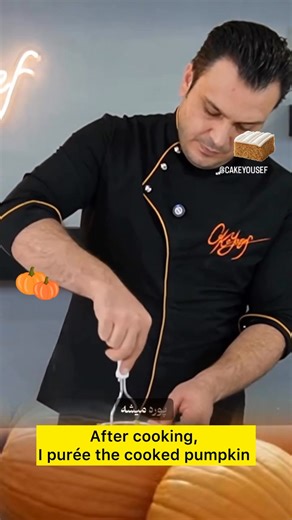 مافین یا کیک کدو حلوایی با تاپینگ دارچینی، عطری گرم و پاییزی داره که خونه رو پر از بوی خوش ادویه جات گرم می‌کنه🔥🎃 🎥📝 @cakeyousef 👇 میزان مواد و نکات مهم رو توی پست بخون 🍂 Pumpkin spice muffins with a cinnamon topping — the scent of autumn and comfort in every bite. Soft, fragrant, and full of cozy flavors that make your home smell like love. 🧡 👇 Check out the recipe and baking tips below @cakeyousef Don’t forget to like and share it with your friends ❤️ یادت نره لایک کنی بفرستی برای دوست