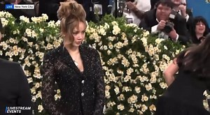 Photographer: “LISA, STOP STOP STOP” Lisa, you will always be famous! | all_about_jenlisa