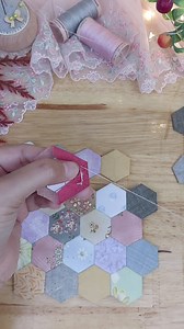 วิธีต่อผ้า Hexagon ด้วยกระดาษ สำหรับไว้ทำด้านข้างกระเป๋า 🥰😊😍 #Hexagon #applique #appliqué #quiltbag #quiltpatterndesigner #quiltlove #quilt #diy #Embroidery #tutorials #กระเป๋าผ้าแฮนด์เมด #patchwork #ต่อผ้า #เย็บผ้า #apliquick #Handmadebags | Dusa Quilte