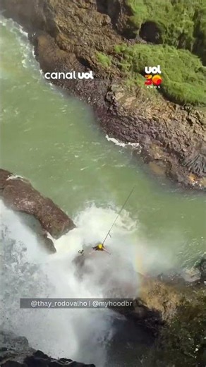 Coragem ou loucura? Mulher faz rope jump em cachoeira de Minas Gerais