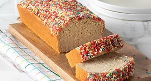 Ο Άκης Πετρετζίκης μας φτιάχνει: Το πιο εύκολο κέικ βανίλιας - Μόνο με 3 υλικά! (βίντεο) | eirinika.gr