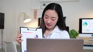 Dietitian presenting nutrition analysis and data to a client via video call, promoting healthy lifestyle and eating habits.