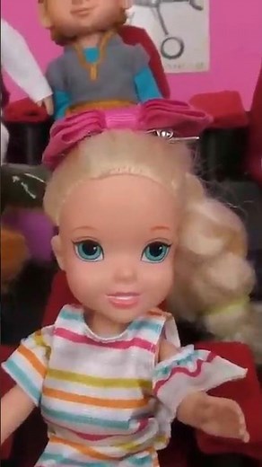 Going to the movies ! Elsa & Anna toddlers popcorn Barbie dolls
