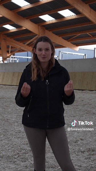 Un manège comme ça, ça change tout 😍 Du confort, de la qualité de sol, et de vraies possibilités de travail toute l’année. La présentation des écuries est à voir dans ma vidéo Y❤️