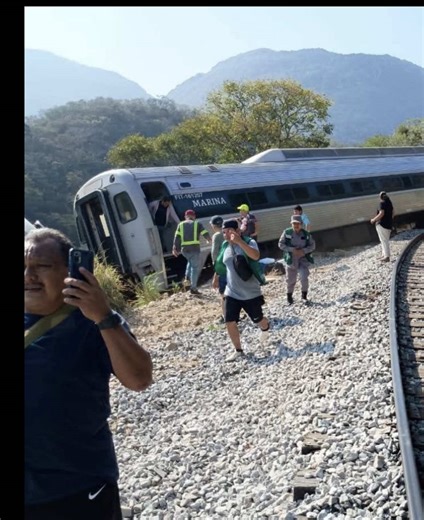 El descarrilamiento del Tren Interoceánico en la Línea Z ha generado una fuerte movilización de emergencia en el Istmo de Tehuantepec. Aquí te detallo los puntos clave de lo que se sabe hasta ahora (mediodía del domingo 28 de diciembre): Detalles del Incidente • Ubicación: El accidente ocurrió a la altura del kilómetro Z-230 290, en el tramo entre Chivela y Nizanda, Oaxaca, con dirección hacia Matías Romero. • Afectación: Se descarriló la máquina principal del convoy, el cual estaba integrado po