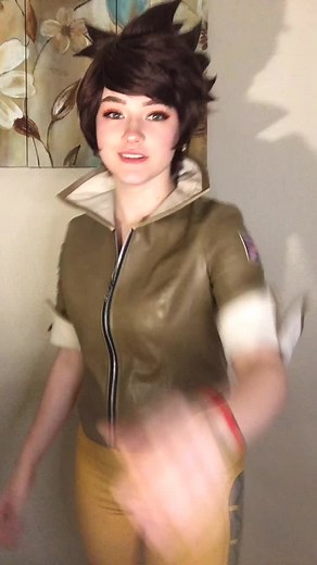 Adorable Tracer Cosplay Showcase