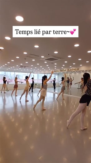 인사이드발레아카데미 on Instagram: "[성인발레] Level 2.(초/중급)_Center Work_Temps lié par terre (떵 리에 빠 떼르)_서정진 원장 직강 영상💕 *동작설명 Temps lié par terre은 바가노바발레메소드 Temps lié 4단계 형식 중 제1단계 형식으로 춤의 유연함과 음악성을 만드는 아주 중요한 동작중 하나입니다. 점프 없이 바닥에서 체중을 부드럽게 옮기며 연결하는 동작으로 발과 발, 동작과 동작을 끊기지 않게 이어주는 이동 동작입니다. *동작형식 1, 사선 앞으로 이동 후, 옆으로 이동 또는 사선 뒤로 이동 후, 옆으로 이동하는 스텝. 2, Plié → 체중 이동 → 다리 교체 *단어설명 - Temps (떵): 동작,스텝 - Lié (리에): 연결된, 이어지는 - Par terre (빠 떼르): 바닥에서, 바닥을 따라서 *동작요약 - 점프 ❌ - Plié를 사용해 체중 이동 - 바닥을 누르듯, 사선과 옆으