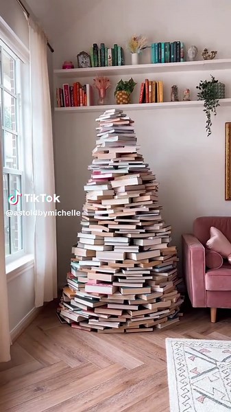 I think the bows were the perfect touch🎀 #christmastree #christmasdecor #christmasbooktree #bookishdecor