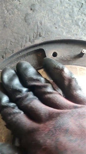 Flywheel sanding:Clean the flywheel with sandpaper