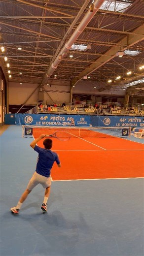 Les Petits As 2026, c'est parti ! Le championnat du monde des moins de 14 ans se déroule cette semaine à Tarbes. Voici deux points entre le gaucher Portugais Luis Bernardo Saraiva, tête de série n°9 (en bas) et l'Argentin Juan Ignacio Assi, au premier tour. Saraiva s'est imposé en deux sets (6-2, 6-0). #tennis #LesPetitsAs | Tennis Legend