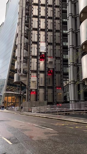 Have you ever seen these external lifts of Lloyd’s building?🫶🏼🇬🇧 #london #Londra #londonlife #londonarchitecture #touchdownldn | Touchdown London