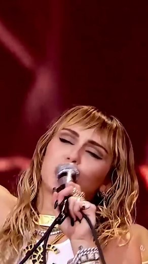 Miley Cyrus 'Back To Black' Cover at Glastonbury Festival with Mark Ronson