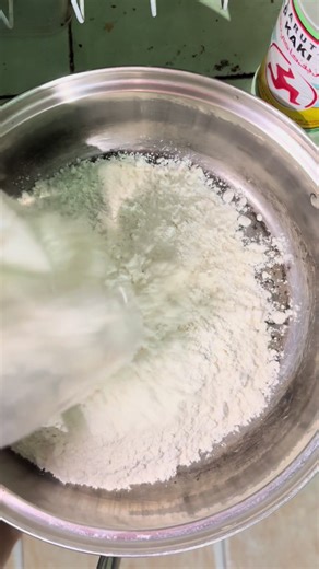 Resep Gabin vla susu -roti Gabin unibis gula 1bks -tepung terigu 350gr -gula pasir 3 sdm -susu kental manis 5sdm -telur 1butir -vanili 1/2 sendok teh -garam 1/2 sendok teh -air 650ml -margarin 2sdm (Untuk telur nya kuning untuk adonan diatas putihnya untuk goreng Gabin nya seseudah selesai ) Aduk semua bahan sampai halus masukan margarin masak di atas kompor sampai kalis, tgu sebentar lalu goreng pakai putih telur tadi .